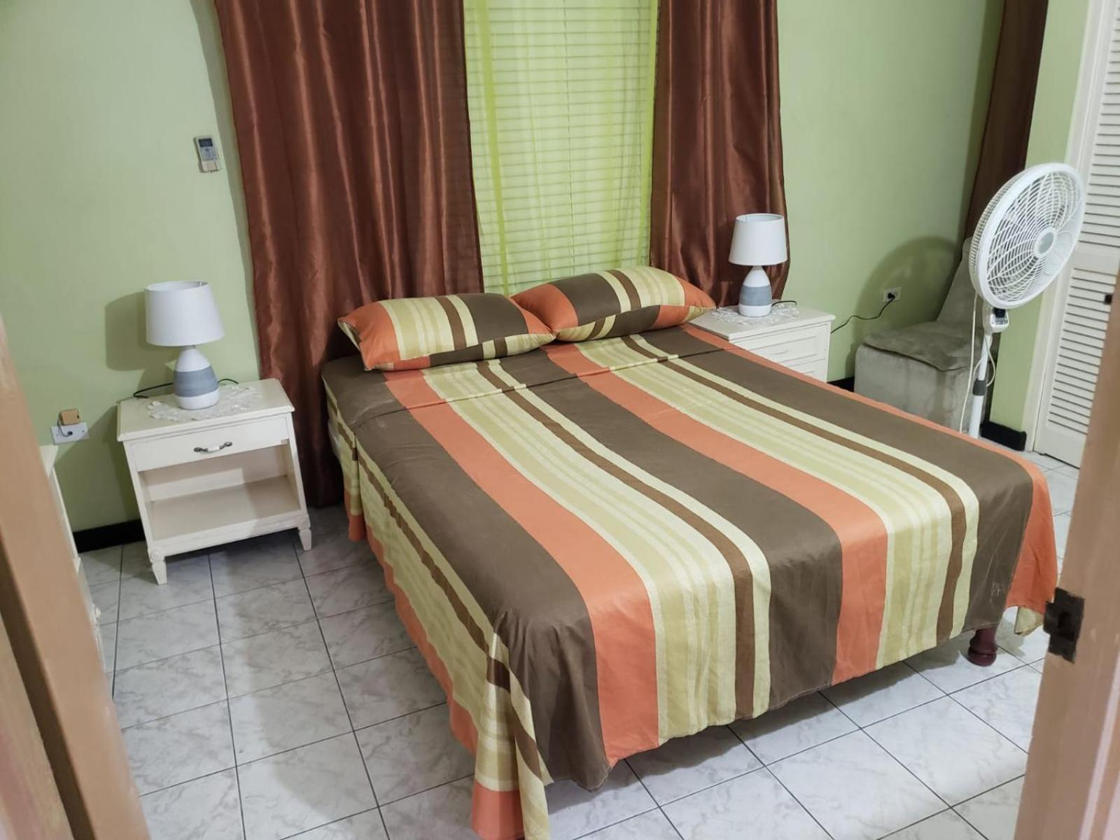 Finest Accommodation Renfrew Place 4-12 Renfrew Rd 2 Bedroom 2 Bat Apt # 15 New Kinston Jamaica Kingston Eksteriør bilde
